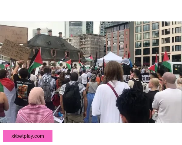 艾维街头演讲引关注 手持麦克风与路人分享独到见解与生活感悟